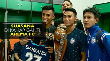 Suasana yang terjadi di dalam kamar ganti Arema FC yang meraih gelar Juara Piala Presiden 2017 setelah mengalahkan Pusamania Borneo FC.