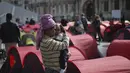 Seorang imigran perempuan menggendong banyinya di kamp darurat yang didirikan di luar balai kota Paris, Jumat (25/6/2021). Lebih dari 300 migran mendirikan sekitar 200 tenda di luar balai kota untuk menarik perhatian terhadap kondisi mereka dan menuntut akomodasi. (AP Photo/Lewis Joly)