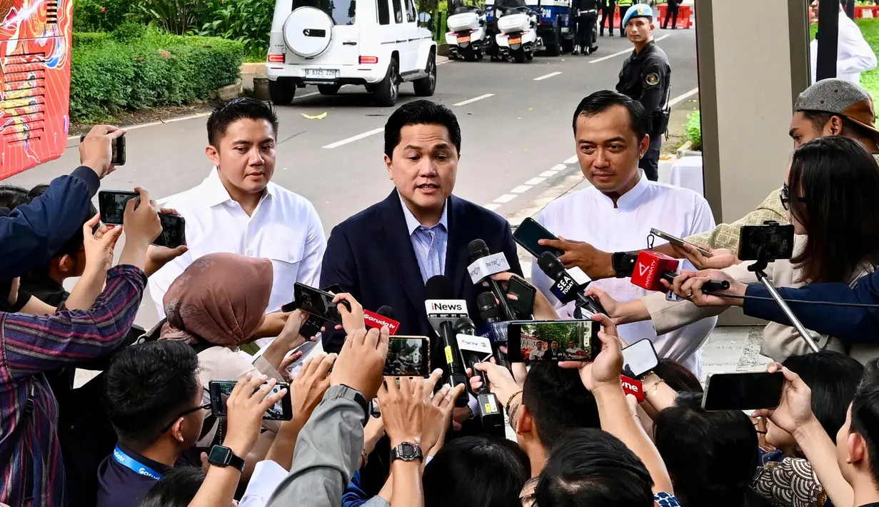 Ketua Umum Persatuan Sepak Bola Seluruh Indonesia (PSSI) Erick Thohir (tengah) menyampaikan, perhatian Presiden Prabowo memberi dampak emosional besar bagi para pemain. (Foto: Cahyo - Biro Pers Sekretariat Presiden)