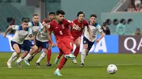 Laga Inggris melawan Iran pada matchday pertama Grup B Piala Dunia 2022, Senin (21/11/2022) malam WIB juga diwarnai dengan brace dari Mehdi Taremi. Gol pertama Taremi dicetak pada menit ke-65 setelah berhasil mengkonversi umpan terobos dari Ali Gholizadeh. Sementara itu gol keduanya dicetak lewat penalti pada menit ke-90+3. (AP/Frank Augstein)