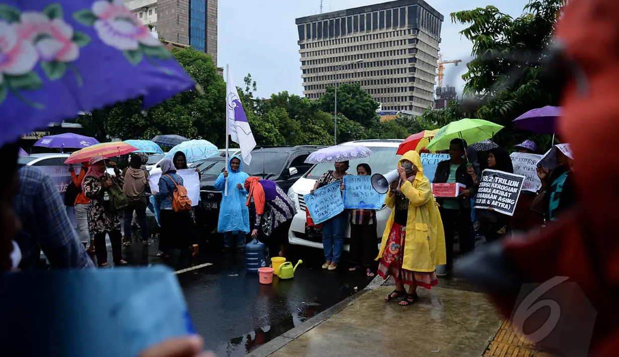 Massa saat mengelar aksi penolakan swastanisasi air di depan Pengadilan Negeri, Jakarta Pusat, Selasa (13/1/2015). (Liputan6.com/Faizal Fanani)