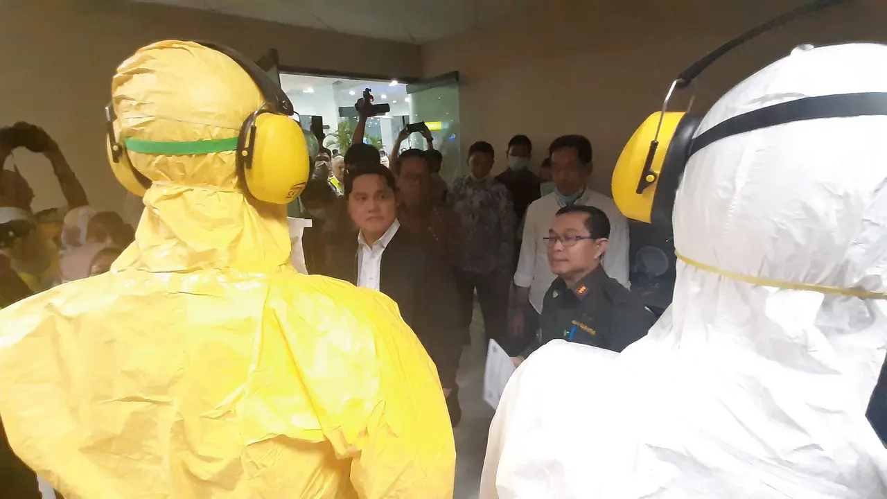 Menteri BUMN, Erick Tohir, pantau protokol penanganan virus Corona, di Terminal 3 Kedatangan Internasional, Bandara Internasional Soekarno Hatta, Rabu (11/3/2020).