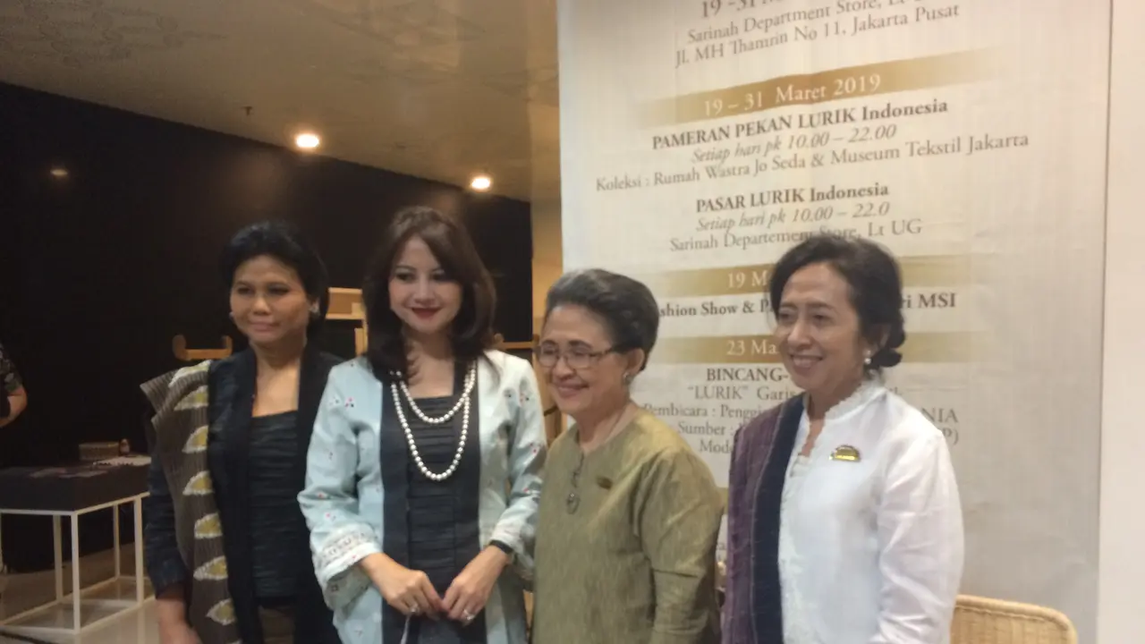 PT Sarinah (Persero) bekerja sama dengan Himpunan Wastraprema gelar Pekan Lurik Indonesia. Liputan6.com/Athika