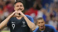 Striker Prancis, Olivier Giroud, melakukan selebrasi usai mencetak gol ke gawang Irlandia pada laga persahabatan di Stadion Stade de France, Senin (28/5/2018). Prancis menang 2-1 atas Irlandia. (AP/Thibault Camus)