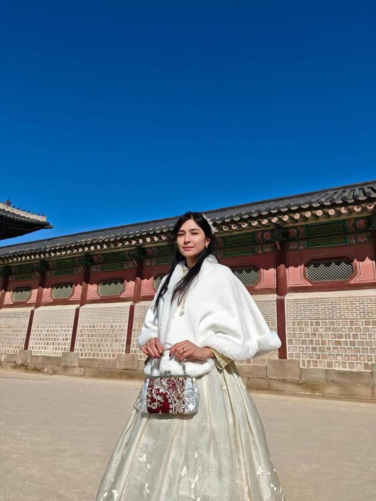 5 Potret Mikha Tambayong dan Deva Mahenra Pakai Hanbok saat Liburan ke Korea Selatan, Tampil Serasi