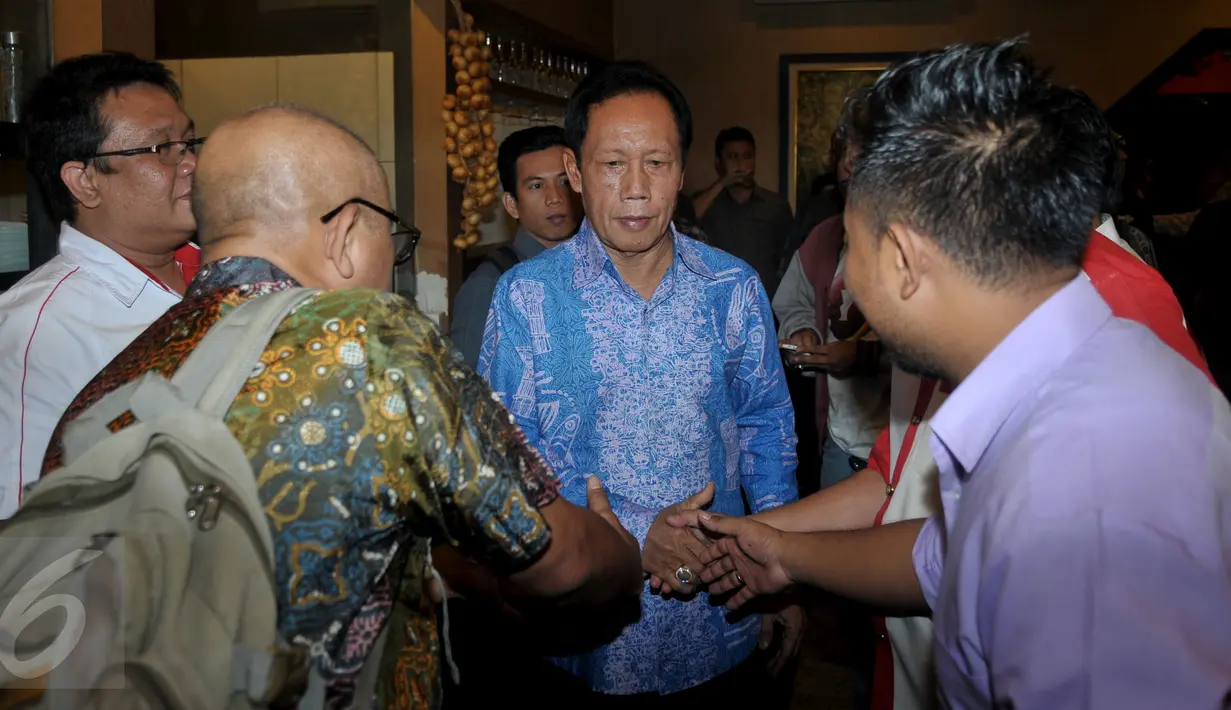 Ketua Umum PKPI Sutiyoso (tengah) bersalaman dengan sejumlah relawan Jokowi saat menghadiri acara deklarasi dukungan terhadap dirinya sebagai calon Kepala Badan Intelijen Negara (BIN), di Jakarta, Kamis (25/6/2015). (Liputan6.com/Johan Tallo)