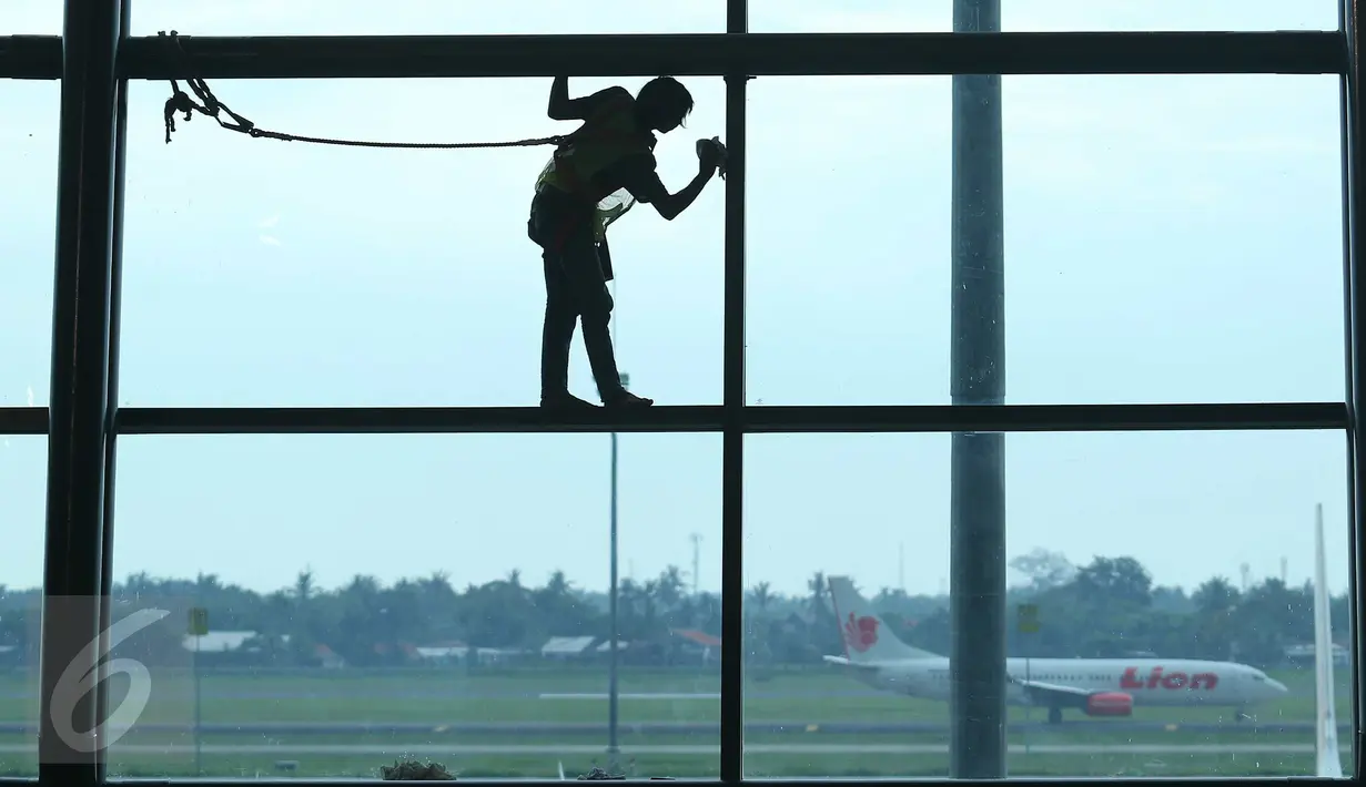 Pekerja tengah menyelesaikan proyek di Bandara Soekarno Hatta, Tangerang, Rabu (20/7). Badan Pusat Statistik  menyebutkan upah buruh bangunan naik pada periode Juni 2016. (Liputan6.com/ Angga Yuniar)
