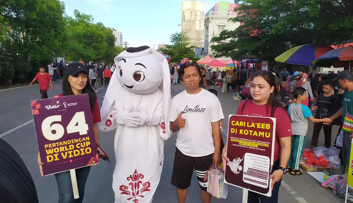 Saat La'eeb muncul di tengah acara Car Free Day, warga pun memanfaatkannya untuk berfoto bareng maskot imut tersebut. (Procomm Surya Citra Media)
