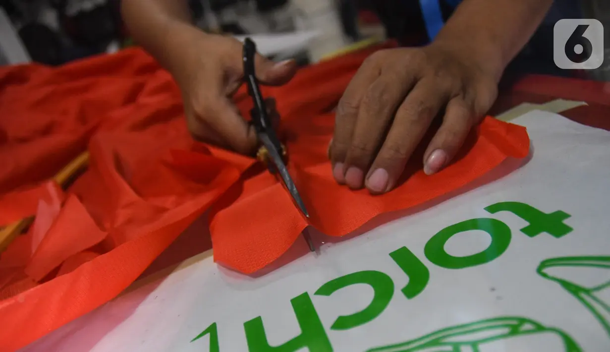 Pekerja menjahit salah satu produk fashion di workshop Torch, di Bandung, Jawa Barat, Sabtu (24/04/2021). Torch.id bertahan menyesuaikan diri dengan cara menerapkan sistem digitalisasi dan berpotensi untuk mengekspor produk ke luar negeri dengan cara cross border marketing. (Liputan6.com/Pool)