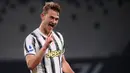 Matthijs de Ligt menjadi bek pertama dalam sejarah yang pernah memenangi penghargaan Golden Boy pada tahun 2017. Sebelum menyabet titel Serie A bersama Juventus, De Ligt pernah memenangi dua gelar domestik bersama Ajax pada musim sebelumnya. (AFP/Marco Bertorello)