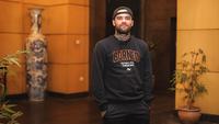 Kapten Borneo FC, Diego Michiels berpose di depan fotografer setelah program wawancara Lebih Dekat di Hotel Gran Senyiur, Balikpapan, Kalimantan Timur, Sabtu (18/05/2024). (Bola.com/Bagaskara Lazuardi)