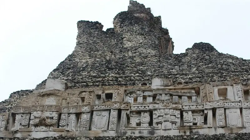 Ukiran pada Piramida di Xunantunich, Belize