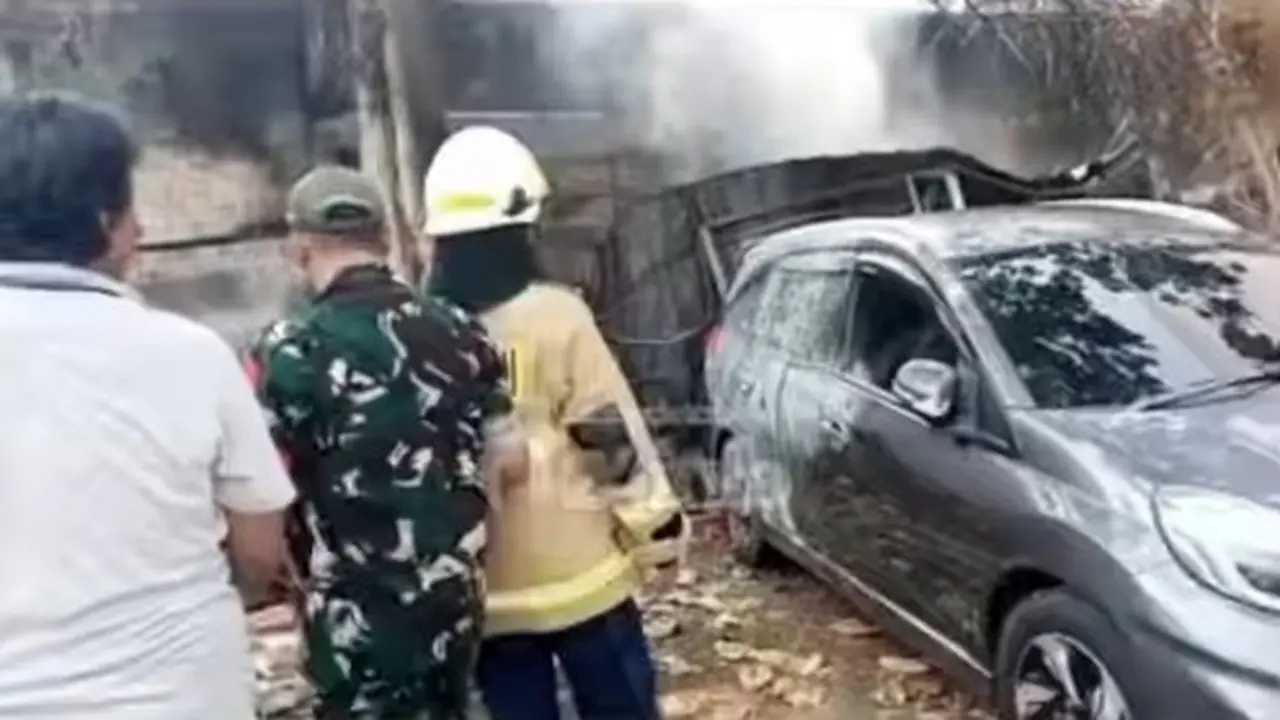 Mobil Terparkir di Tebet Terbakar