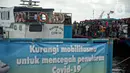 Wisatawan turun dari kapal usai liburan Tahun Baru di Pelabuhan Kali Adem, Jakarta, Minggu (2/1/2022). Wisatawan memadati Pelabuhan Kali Adem usai berlibur ke pulau-pulau kecil di utara Jakarta untuk merayakan Tahun Baru. (Liputan6.com/Faizal Fanani)