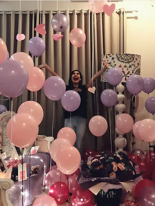 Potret keceraiaan pemeran sinetron Rahmat Cinta itu terlihat di hari ultahnya. Apalagi dikelilingi orang terdekat dan kekasihnya. (Instagram/_irishbella_)