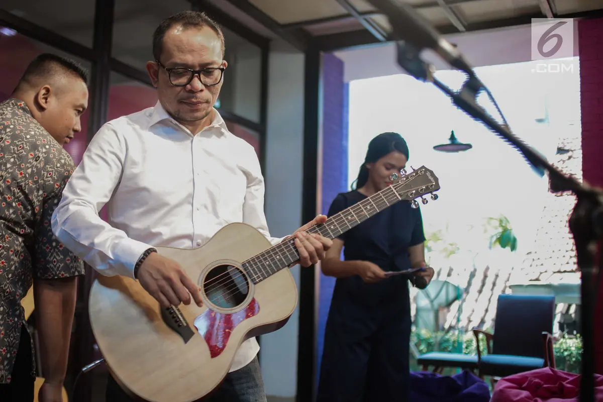 Aksi Menaker Hanif Dhakiri Hibur Karyawan KLY