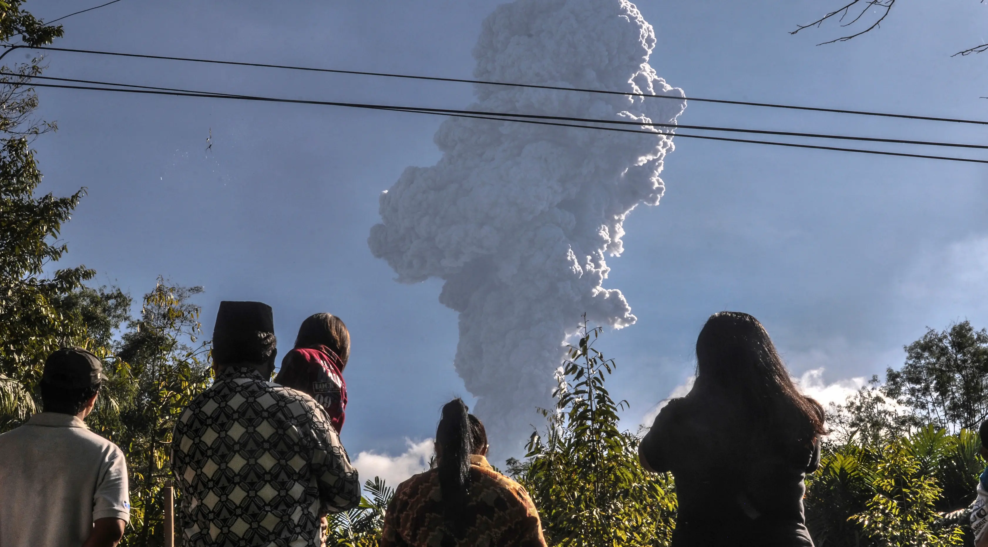 Warga menyaksikan Gunung Merapi meletus di Cangkringan, Yogyakarta, (1/6). Gunung Merapi kembali meletus mengeluarkan abu mencapai ketinggian sekitar 6 kilometer (4 mil) dan berlangsung dua menit. (AP Photo/Slamet Riyadi)