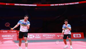 Ganda putra Indonesia Sabar Karyaman Gutama/Moh Reza Pahlevi Isfahani menumbangkan Man Wei Chong/Kai Wun Tee dari Malaysia pada laga Grup A BWF World Tour Finals 2025 di Hangzhou Olympic Sports Centre Gymnasium, China, Rabu (17/12). (foto: PBSI)