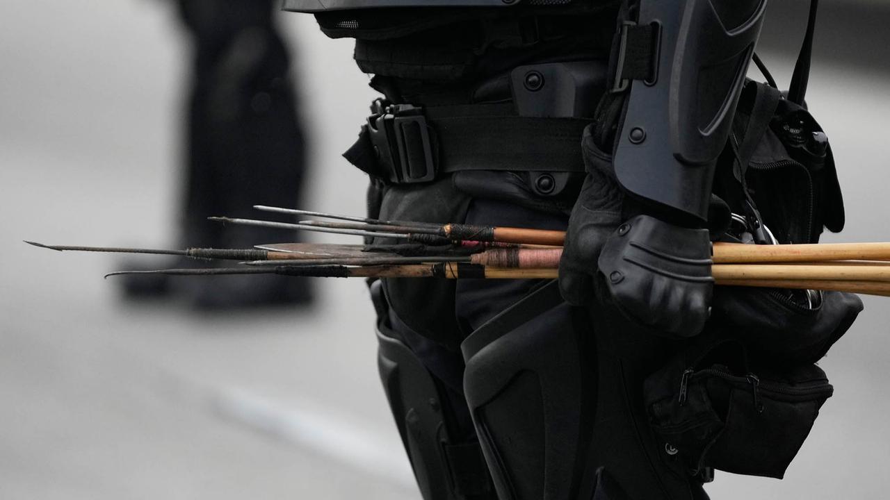 FOTO: Bentrokan di Bogota, Demonstran Serang Polisi dengan Panah di depan Kedubes AS