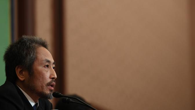 Jumpei Yasuda, jurnalis lepas Jepang yang sempat ditahan 3 tahun di Suriah, menggelar konferensi pers di Tokyo, Jumat (2/11). Yasuda mengadakan konferensi pers untuk menjelaskan sebanyak mungkin tentang apa yang terjadi padanya. (Toshifumi KITAMURA/AFP)