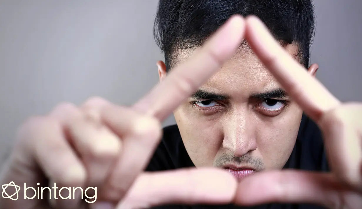 Meski memiliki keinginan untuk berkiprah di belakang layar, Kemal Palevi tidak akan meninggalkan dunia stand up comedy yang telah membesarkan namanya. Terbukti pada April mendatang ia akan melakukan tur di 8 kota di Indonesia. (Febio Hernanto/Bintang.com)