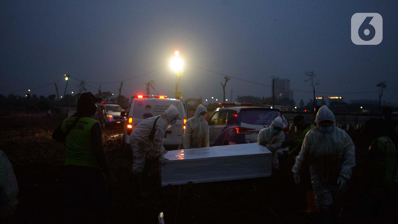 Suasana Pemakaman Jenazah COVID-19 di TPU Rorotan