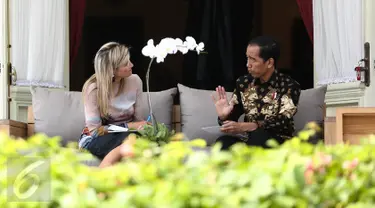 Presiden Jokowi (kanan) berbincang dengan Ratu Kerajaan Belanda Maxima di Istana Merdeka, Jakarta, Kamis (1/9). Ratu Maxima berkunjung sebagai Penasihat Khusus Sekjen PBB tentang Perkembangan Inklusi Keuangan bagi Pembangunan. (Liputan6.com/Faizal Fanani)