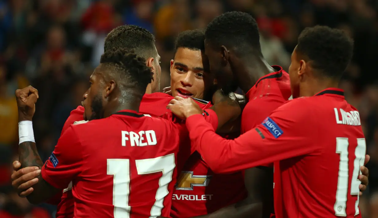Pemain Manchester United Mason Greenwood (tengah) dipeluk teman-teman setimnya usai mencetak gol ke gawang Astana pada laga pertama Grup L Liga Europa di Old Trafford, Manchester, Inggris Kamis (19/9/2019). Manchester United menang 1-0 atas Astana. (AP Photo/Dave Thompson)