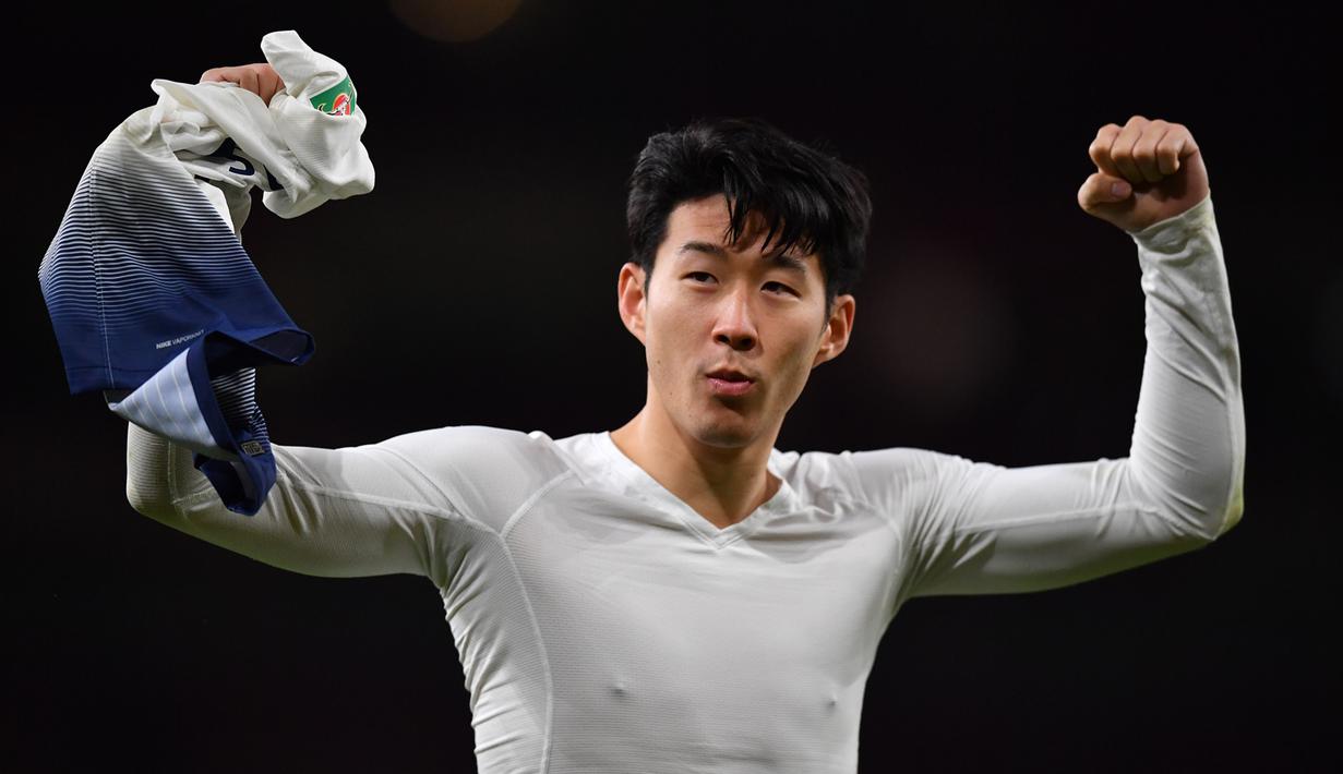 Striker Tottenham, Son Heung-Min, merayakan kemenangan atas Arsenal pada laga perempat final Piala Liga di Stadion Emirates, London, Rabu (19/12). Arsenal kalah 0-2 dari Tottenham. (AFP/Ben Stansall)