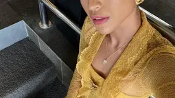Kecantikan Taskya Namya kian terpancar ketika selfie. Polesan makeup hingga tatanan rambutnya membuatnya semakin terlihat menawan. Pakai kebaya warna kuning ditambah dengan kalung yang melingkar di lehernya, foto artis yang awali karier pada tahun 2012 ini sukses bikin pangling. (Liputan6.com/IG/@taskyanamya)
