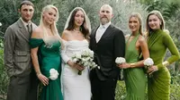 6 Gaya Bella dan Gigi Hadid di Pernikahan Sang Kakak, Kompak Bergaun Hijau