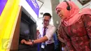 Petugas menunjukkan sistem kerja ATM layanan wicara untuk penyandang disabilitas kepada Mensos Khofifah, Jakarta, (1/12/2015). Uji coba ini untuk memperingati hari disabilitas internasional pada 3 Desember mendatang. (Liputan6.com/Helmi Afandi)