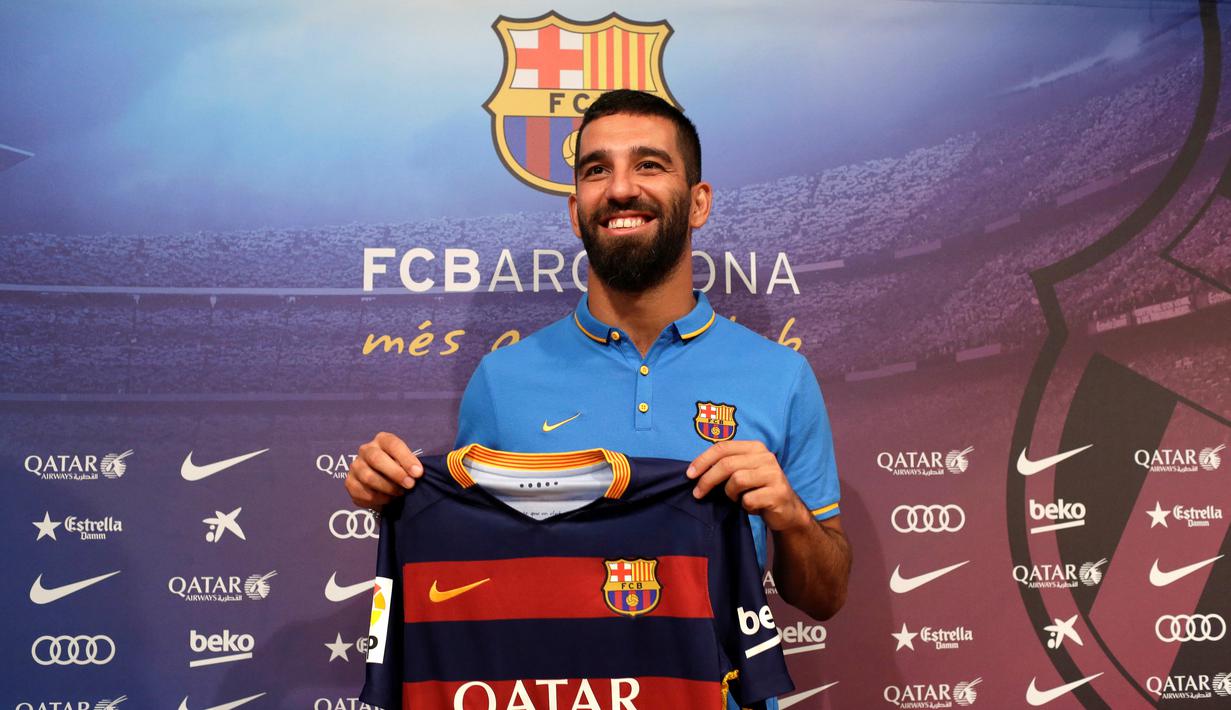 Arda Turan, pemain asal Turki yang direkrut Barcelona dari Atletico Madrid sebesar 41 juta euro diperkenalkan secara resmi kepada publik dalam suatu acara di Camp Nou, Barcelona. Jumat (10/7/2015). (AP Photo/Manu Fernandez)