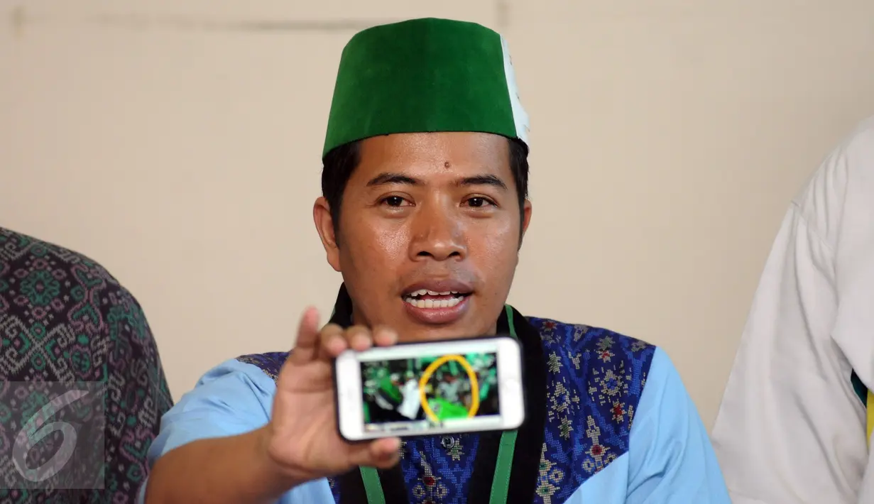Ketua Umum PB HMI, Mulyadi P Tamsir menunjukkan foto bentrok massa dengan polisi saat aksi damai 4 November, Jakarta, Sabtu (5/11). HMI, PII, dan GPII memberikan pernyataan sikap terkait insiden tersebut. (Liputan6.com/Helmi Fithriansyah)