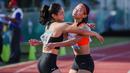 Sprinter Jawa Barat Tyas Murtiningsih (kanan) memeluk rekan setimnya Erna Nuryanti usai finish pertama pada final lari 100 meter putri PON XX Papua di Stadion Atletik, Mimika Sport Complex. Rabu (06/10/2021). (PB PON XX Papua/Rommy Pujianto)