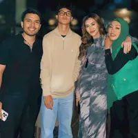 Pesta Zahwa Family ini juga menjadi momen quality time bersama sebelum Aaliyah Massaid menikah. Beginilah potret hangat mereka kumpul. [@angelinasondakh09].