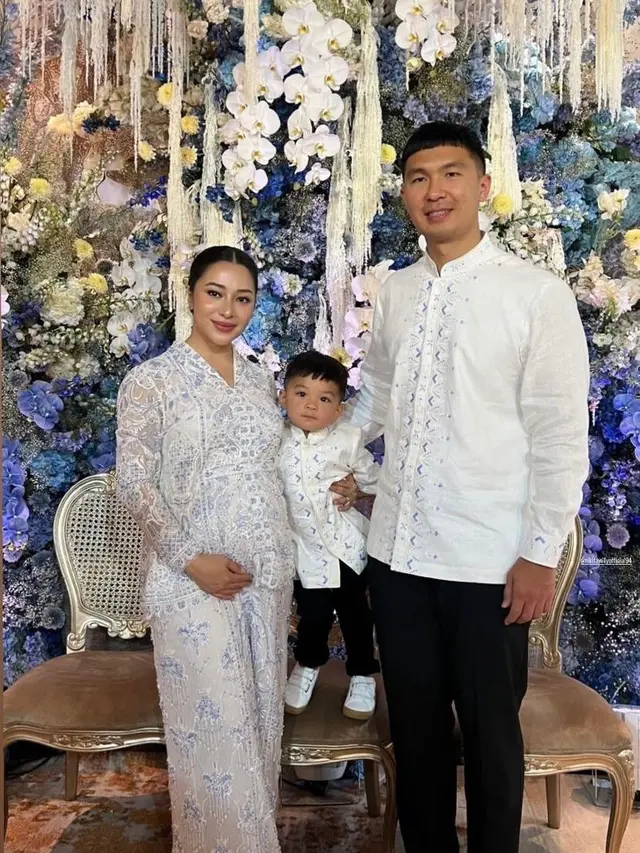 6 Potret Beda Gaya Kebaya Nikita Willy saat Gelar Pengajian 4 Bulanan Kehamilan Anak Pertama dan Kedua, Bumil Selalu Anggun