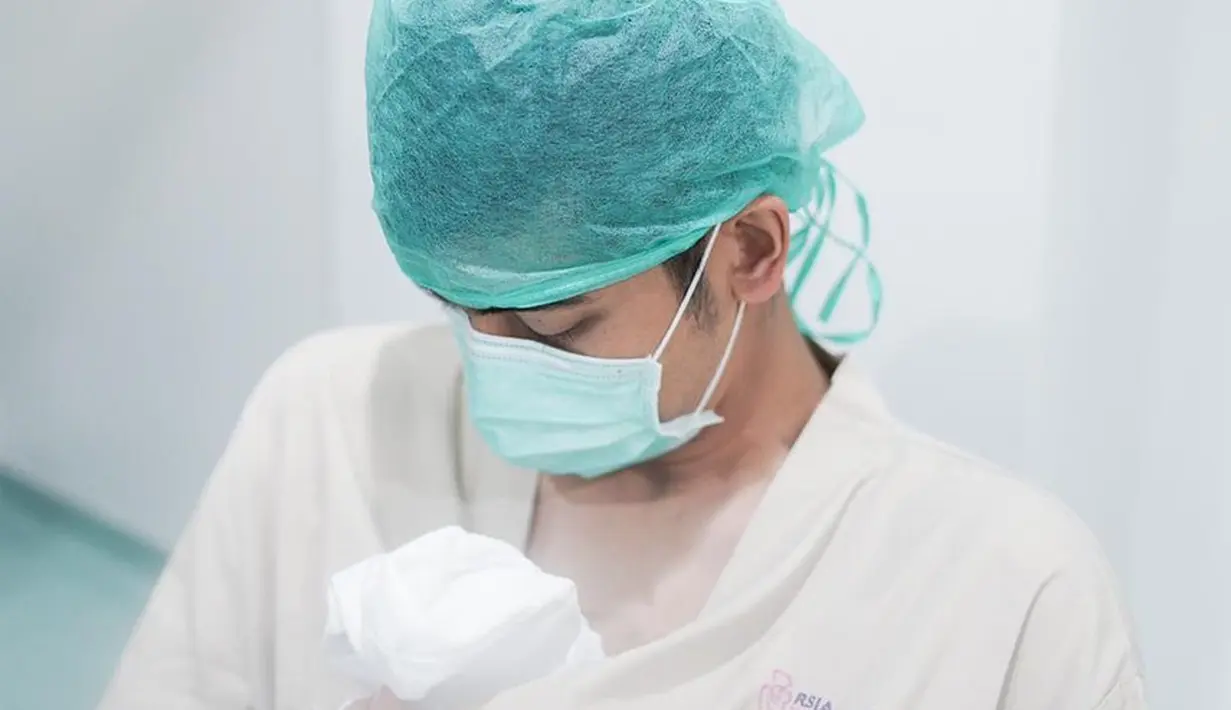 Teuku Ryan melakukan skin to skin dengan bayi perempuannya. (Foto: Bukaan Moment via Instagram/ okisetianadewi)