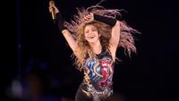 Shakira saat konser di Paris pada 13 Juni 2018. (AFP/Thomas Samson)