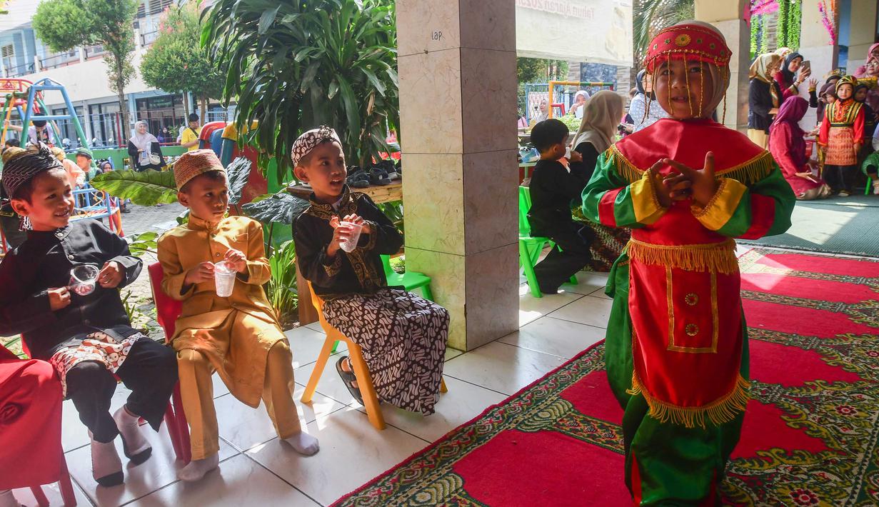 Pergelaran tersebut menjadi bagian dari upaya sekolah dalam memperingati jasa Raden Adjeng Kartini sebagai tokoh pelopor emansipasi perempuan di Indonesia. Tampak dalam foto, salah satu siswa mengikuti pergelaran busana tradisional saat peringatan Hari Kartini di Taman Kanak-Kanak Hidayatusshibyan, Cinere, Depok, Jawa Barat, Selasa (21/4/2026). (merdeka.com/Arie Basuki)