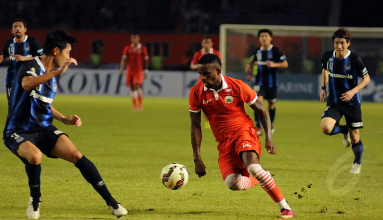 Penyerang Persija, Greg Nwokolo (tengah) berusaha menembus pertahanan Gamba Osaka di laga persahabatan yang digelar di Stadion GBK Jakarta, Sabtu (24/1/2015). Persija kalah 0-4 dari Gamba Osaka. (Liputan6.com/Helmi Fithriansyah)