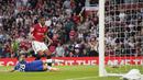 Pemain MU, Anthony Martial (kanan), berhasil melesakkan bola ke gawang Chelsea dalam pertandingan partai tunda pekan ke-32 English Premier League 2022/2023 yang berlangsung di Old Trafford, Jumat (26/5/2023) dini hari WIB. (AP Photo/Dave Thompson)