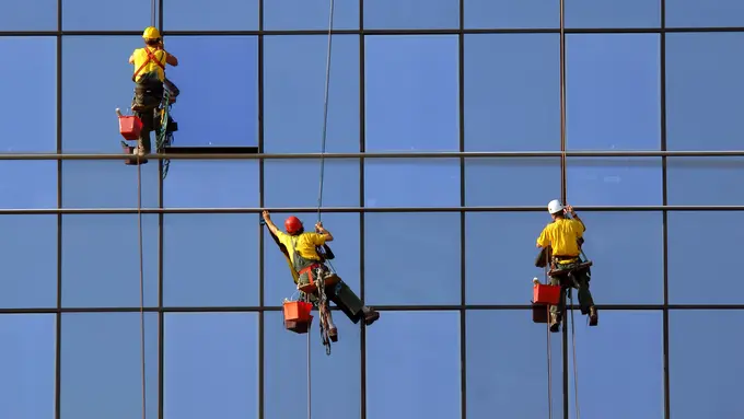 [bintang] Diterpa Badai Saat Bertugas, Video Petugas Pembersih Jendela Ini Bikin Deg-degan!Diterpa Badai Saat Bertugas, Video Petugas Pembersih Jendela Ini Bikin Deg-degan!