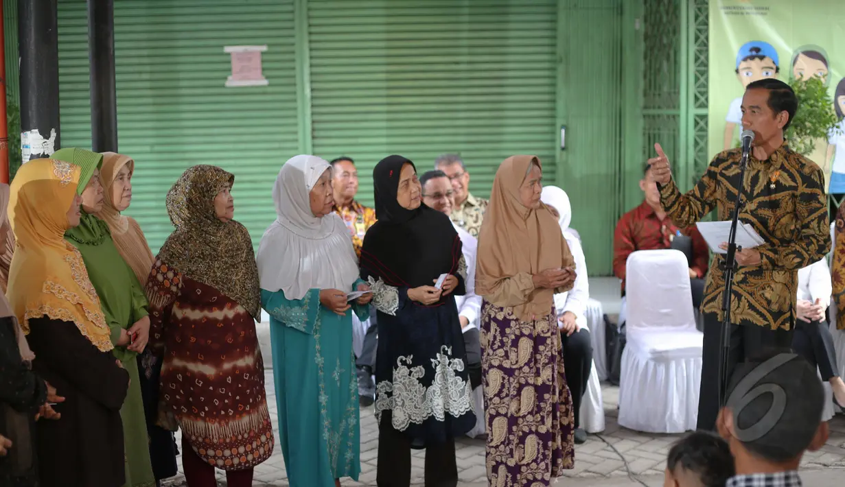 Presiden Jokowi berdialog dengan warga saat pembagian Kartu Indonesia Sehat (KIS), Kartu Indonesia Pintar dan Kartu Keluarga Sejahtera (KKS) kepada masyarakat di Penjaringan, Jakarta, Rabu (13/5). (Liputan6.com/Faizal Fanani)