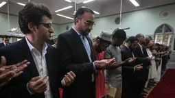 Umat Muslim berdoa untuk korban penembakan massal Christchurch di Selandia Baru di Masjid Jamia, Hong Kong  (18/3). Mereka berdoa untuk korban penembakan yang menewaskan 50 orang di Masjid Al Noor, Christchurch, Selandia Baru. (AFP Photo/Viviek Prakash)