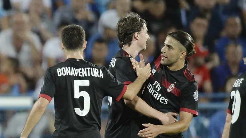 Bek AC Milan, Ricardo Rodriguez (kiri), rayakan gol ke gawang Craiova pada leg pertama kualifikasi babak ketiga Liga Europa di Stadionul Municipal, Jumat (28/7/2017) dini hari WIB. Tim tamu menang 1-0.