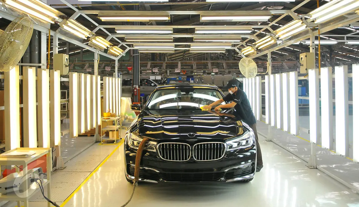 Pekerja tengah merakit mobil BMW jenis All New 730 Li di Jakarta, Rabu (30/11). Perakitan mobil tersebut didukung oleh para ahli manufaktur dari Jerman. (Liputan6.com/Angga Yuniar)