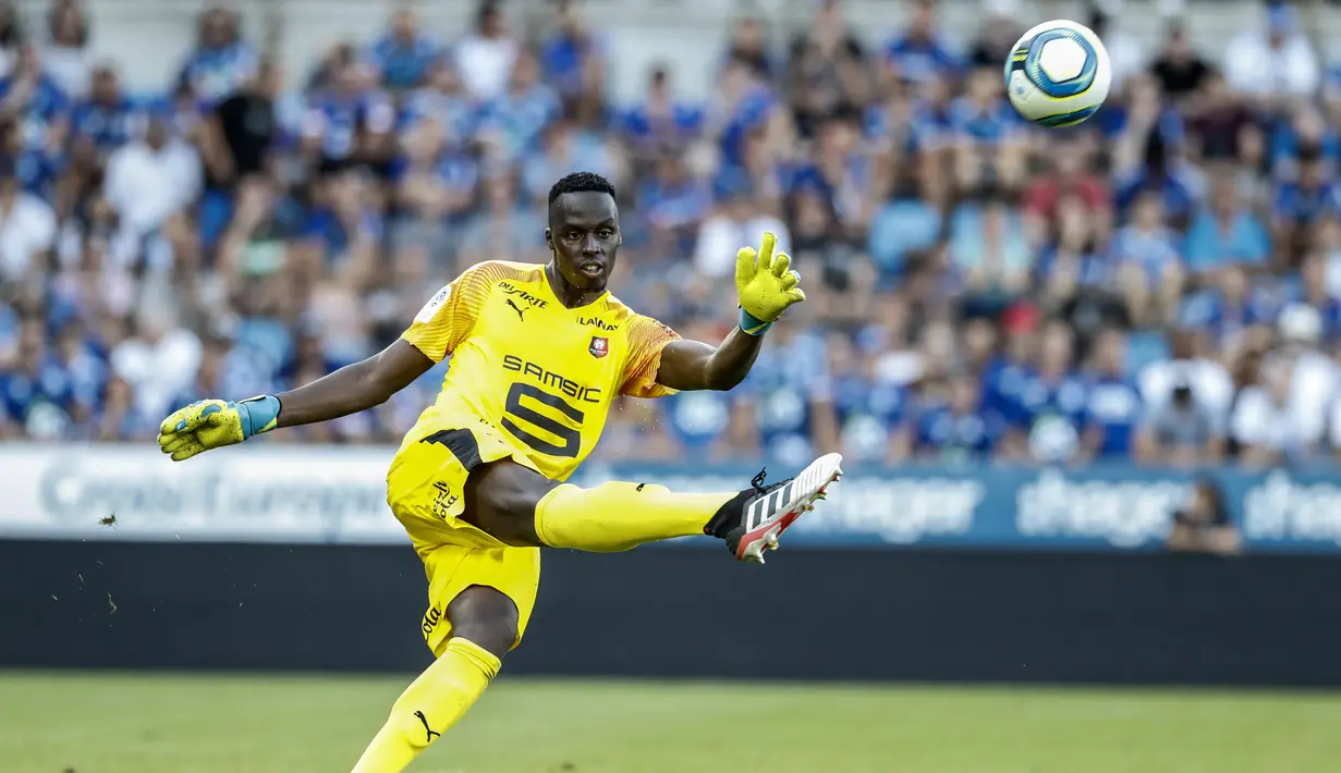 Kiper Rennes, Edouard Mendy menendang bola saat bertanding melawan Strasbourg pada L1 Prancis di di Strasbourg, Prancis pada 25 Agustus 2019. Chelsea resmi  memboyong kiper asal Senegal itu dari klub Prancis, Rennes. (AP Photo/Jean-Francois Badias)