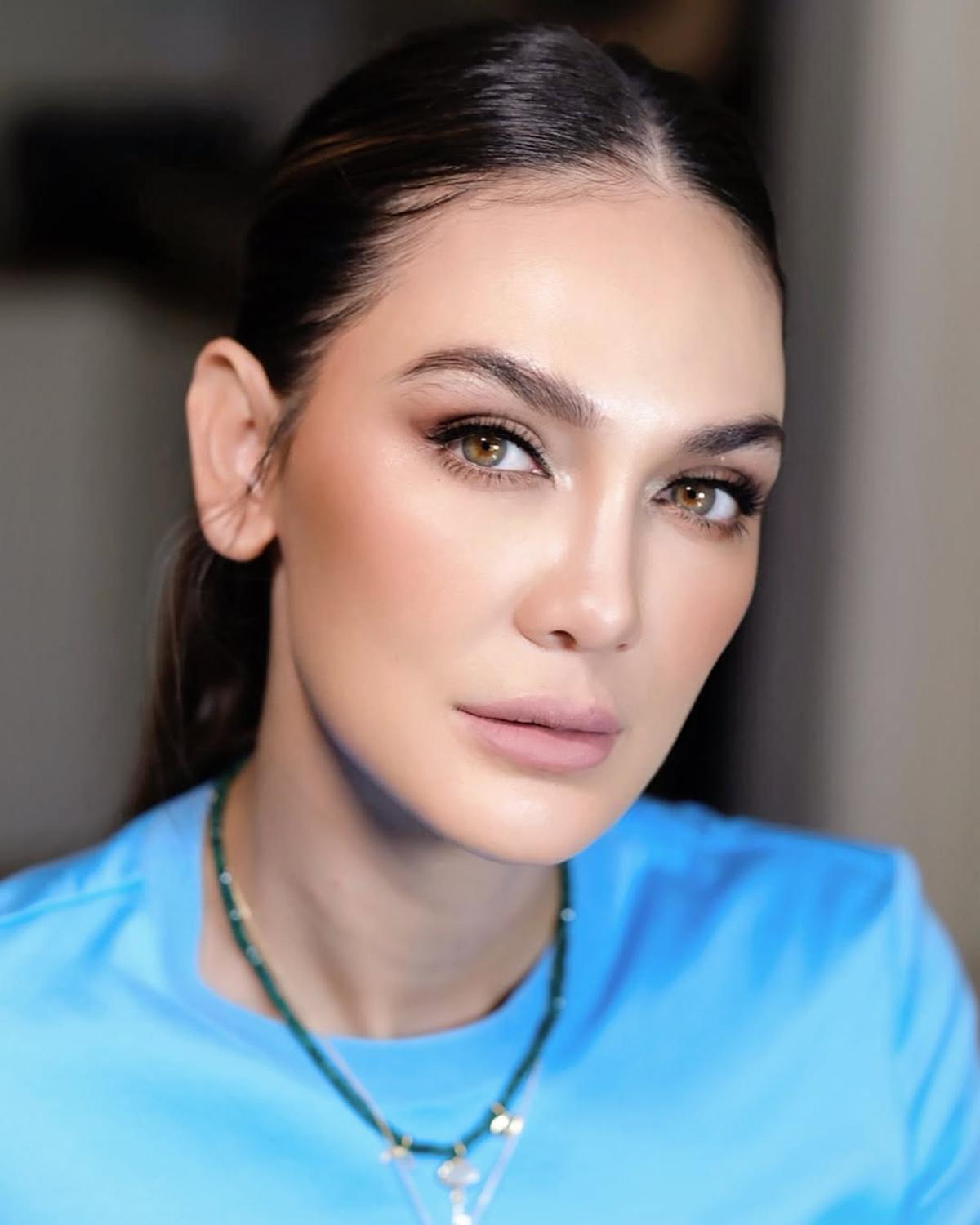 Inspirasi Gaya Rambut Ponytail Ala Luna Maya