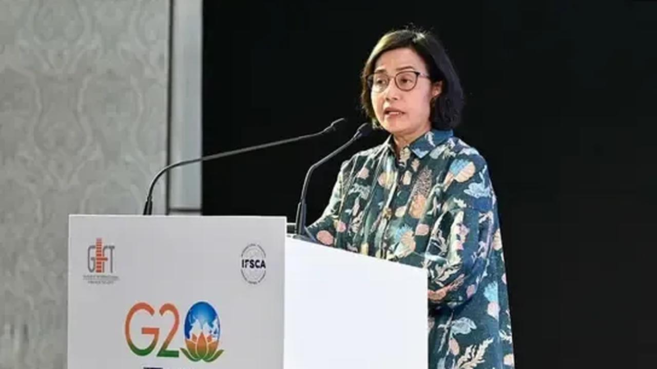 "Saya baru dari India. India ini termasuk ada orang enggak punya WC, jadi Anda bisa membayangkan miliaran orang buang air besar dan kecil di mana-mana. Mereka investasi besar-besaran untuk membangun WC. Itu hanya dilakukan dalam satu dekade terakhir."